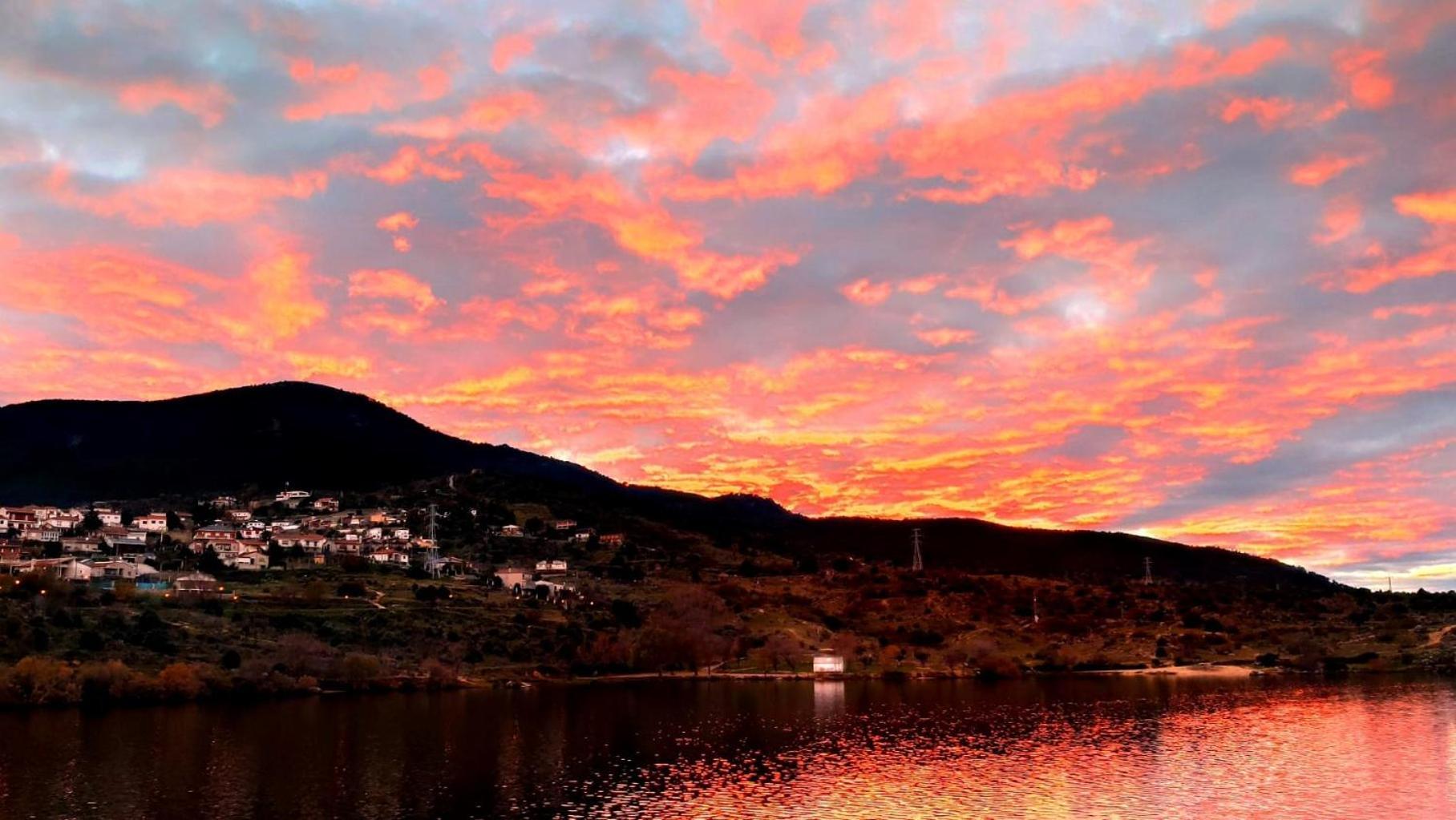 Ruralrut En El Tiemblo Precios Especiales A Partir De 7 Noches, Wifi, Cabina De Hidromasaje, Aire Acondicionado, Zonas De Bano Naturales Cercanas Exterior foto