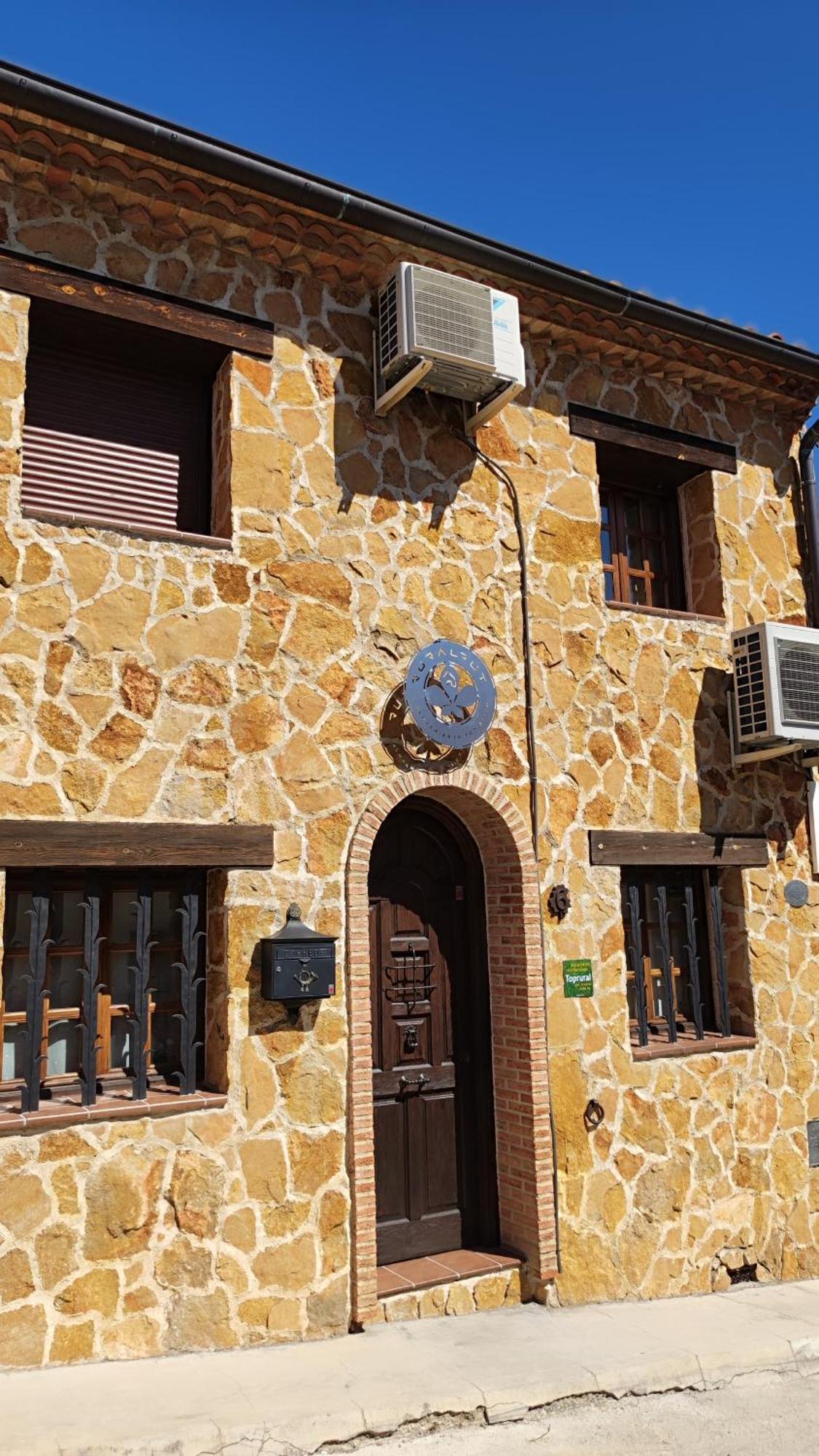 Ruralrut-El Tiemblo Wifi, Cabina De Hidromasaje, Aire Acondicionado Y A Pocos Metros De Zonas De Bano Naturales Exterior foto